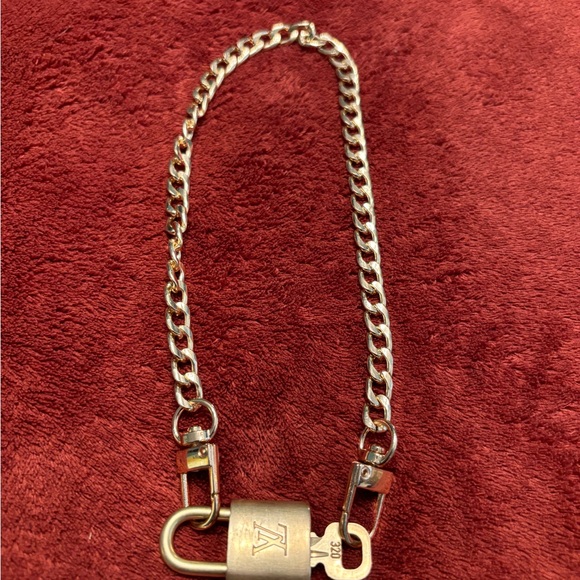 Louis Vuitton padlock with key in necklace 🔐{#320} - Picture 6 of 12